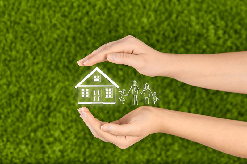 live-insurance hands protecting home and family